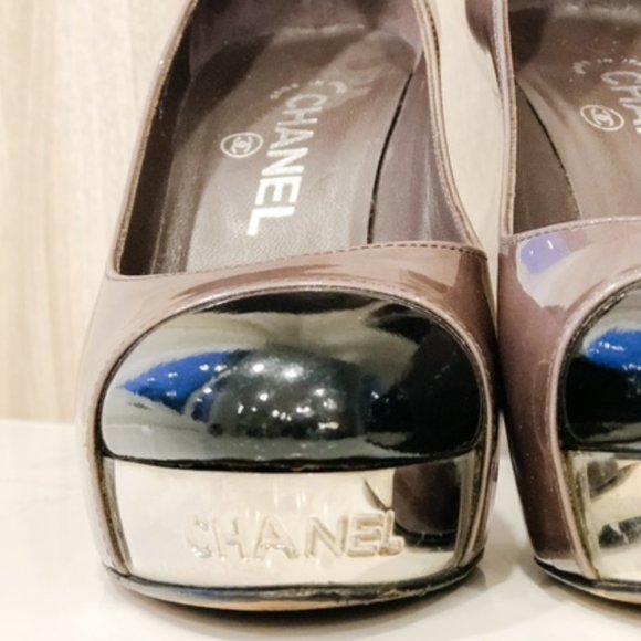 Chanel Tan & Black Leather Cap Toe Metal Platform Pumps w/ CHANEL engraving, 6 - Picture 2 of 12